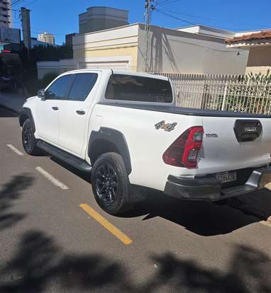 TOYOTA-HILUX-2023
