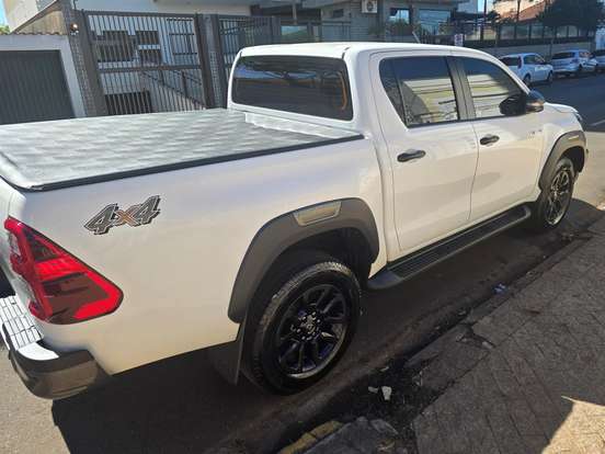 TOYOTA-HILUX-2023
