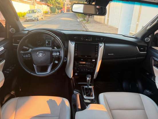 TOYOTA-HILUX SW4-2022