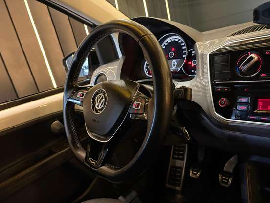 VOLKSWAGEN-CROSS UP-2017