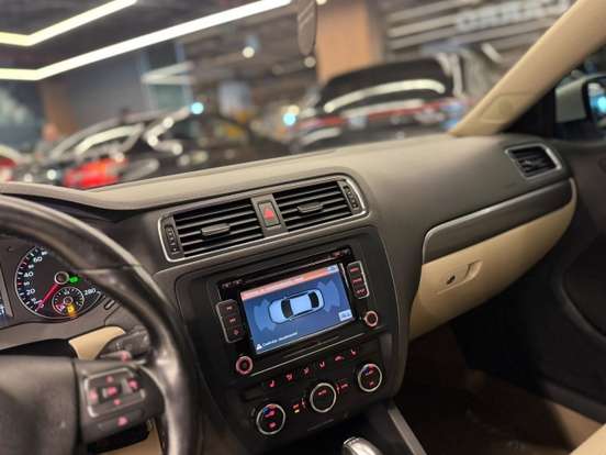 VOLKSWAGEN-JETTA-2012