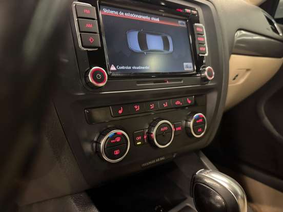 VOLKSWAGEN-JETTA-2012