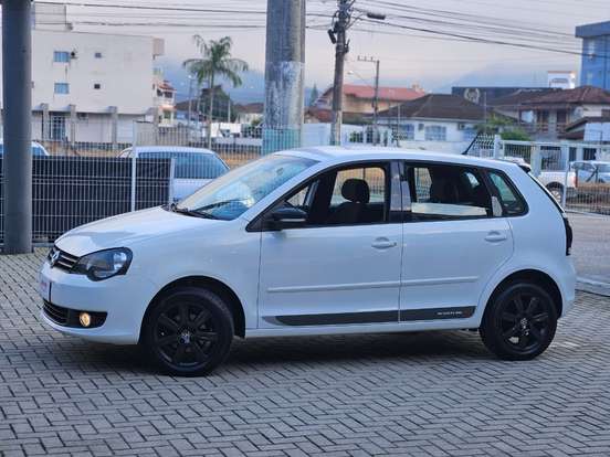 VOLKSWAGEN-POLO-2012