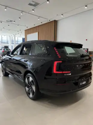 VOLVO-EX90-2025