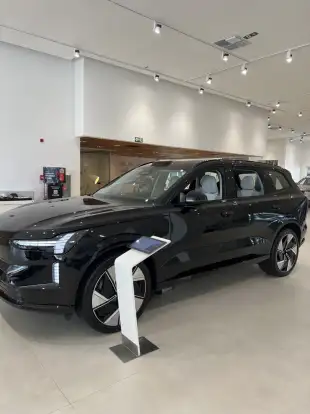 VOLVO-EX90-2025