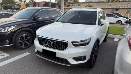 VOLVO-XC40-2021