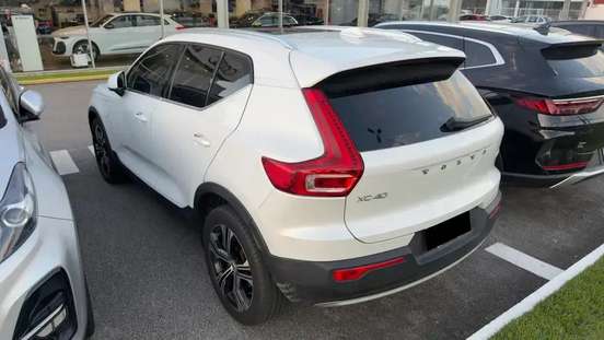 VOLVO-XC40-2021