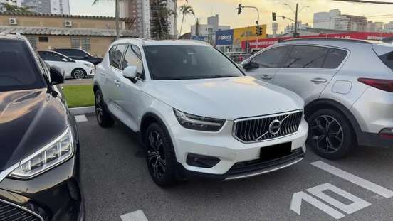 VOLVO-XC40-2021