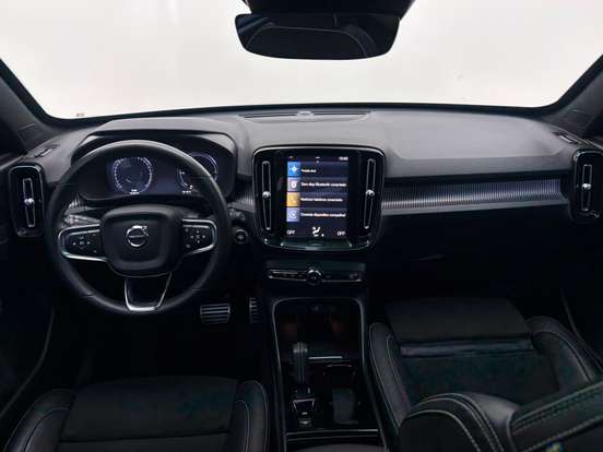 VOLVO-XC40-2021