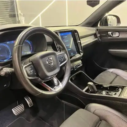 VOLVO-XC40-2018