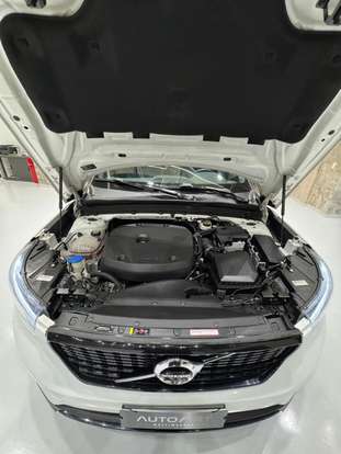 VOLVO-XC40-2019