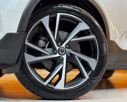 VOLVO-XC40-2019