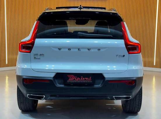 VOLVO-XC40-2019