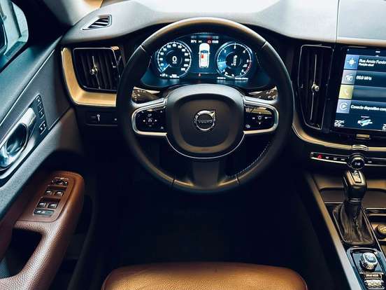 VOLVO-XC60-2.0 D5 DIESEL MOMENTUM AWD GEARTRONIC VOLVO-XC60-2019