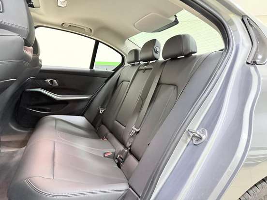BMW-320i-2023
