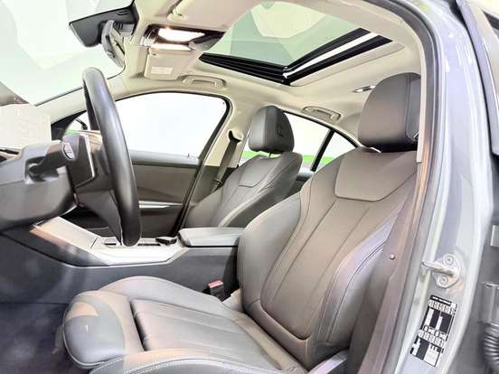 BMW-320i-2023