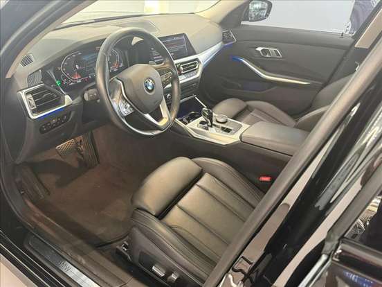 BMW-320i-2021