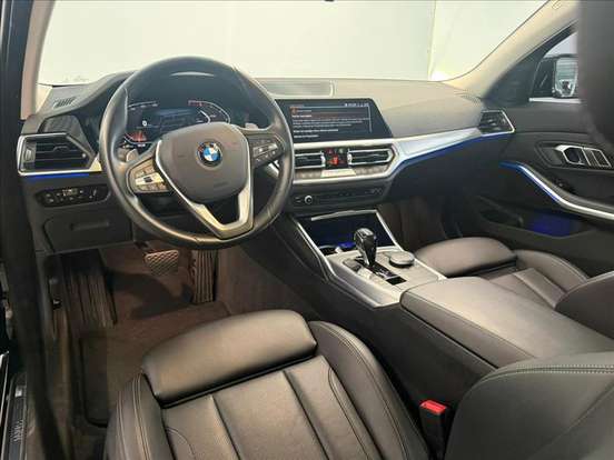 BMW-320i-2021