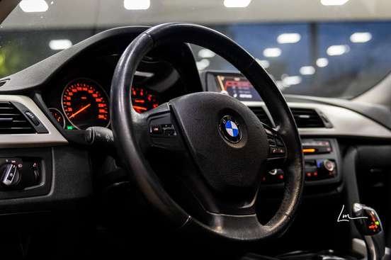 BMW-320i-2013