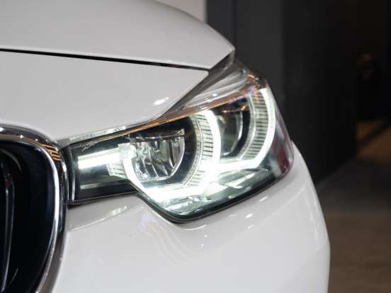 BMW-320i-2017