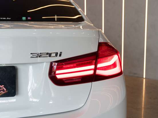 BMW-320i-2017