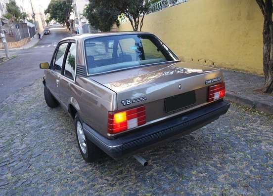 CHEVROLET-MONZA-1985