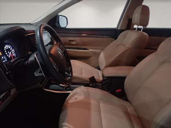 MITSUBISHI-OUTLANDER-2021