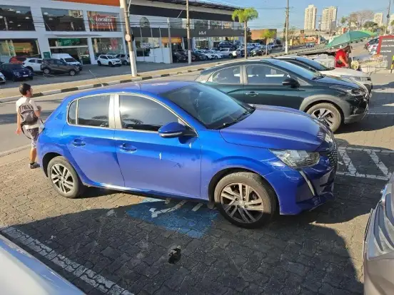 PEUGEOT-208-2021
