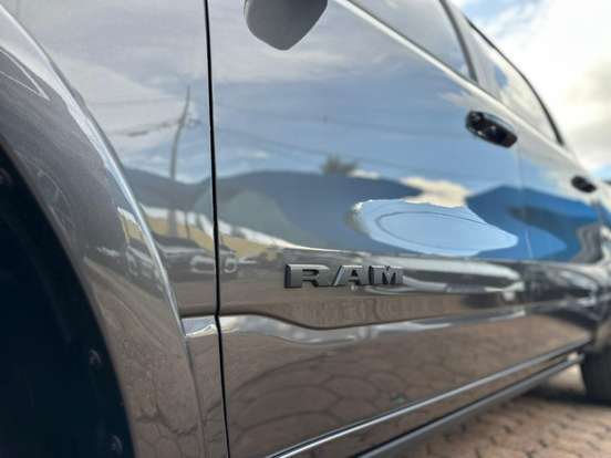 RAM-1500-5.7 V8 GASOLINA LIMITED NIGHT EDITION CD 4X4 AUTOMÁTICO RAM-1500-2023