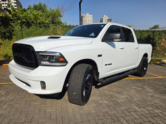 RAM CLASSIC 5.7 V8 GASOLINA LARAMIE NIGHT EDITION CD 4X4 AUTOMÁTICO