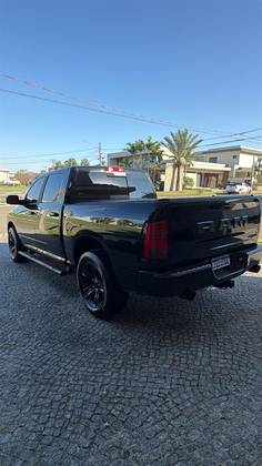 RAM CLASSIC 5.7 V8 GASOLINA LARAMIE NIGHT EDITION CD 4X4 AUTOMÁTICO