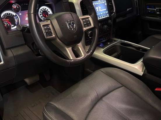 RAM-CLASSIC-5.7 V8 GASOLINA LARAMIE NIGHT EDITION CD 4X4 AUTOMÁTICO RAM-CLASSIC-2023