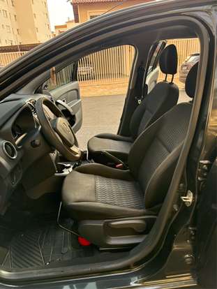 RENAULT-SANDERO-2014