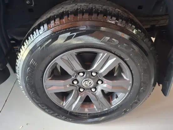 TOYOTA-HILUX-2.8 D-4D TURBO DIESEL CD SRV 4X4 AUTOMÁTICO TOYOTA-HILUX-2025
