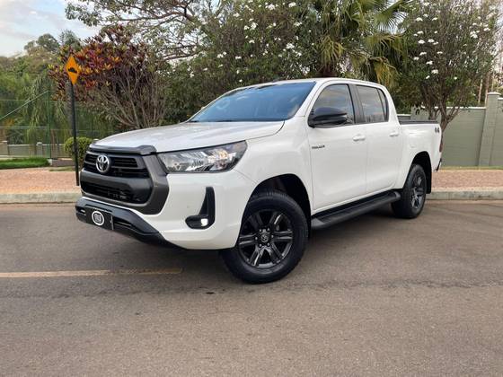 TOYOTA HILUX 2.8 D-4D TURBO DIESEL CD SR 4X4 AUTOMÁTICO