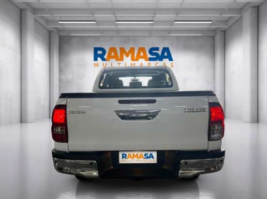 TOYOTA-HILUX-2.8 D-4D TURBO DIESEL CD SR 4X4 AUTOMÁTICO TOYOTA-HILUX-2023