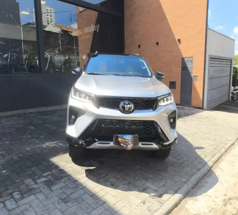 TOYOTA HILUX SW4 2.8 D-4D TURBO DIESEL DIAMOND 7L 4X4 AUTOMÁTICO