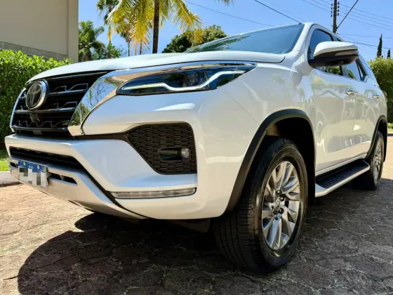 TOYOTA HILUX SW4 2.8 D-4D TURBO DIESEL SRX 7L 4X4 AUTOMÁTICO