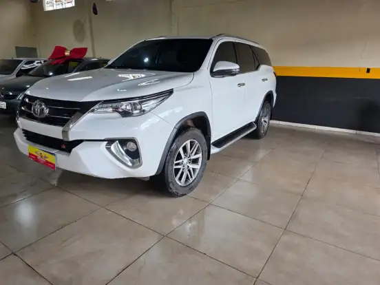 TOYOTA-HILUX SW4-2.8 SRX 4X4 7 LUGARES 16V TURBO INTERCOOLER DIESEL 4P AUTOMÁTICO TOYOTA-HILUX SW4-2020