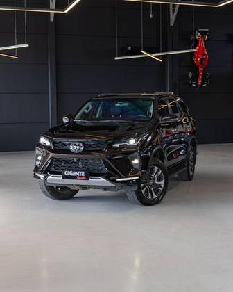TOYOTA HILUX SW4 2.8 D-4D TURBO DIESEL SRX PLATINUM 7L 4X4 AUTOMÁTICO