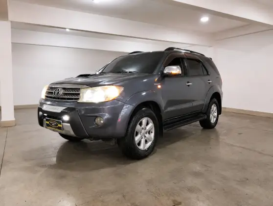 TOYOTA HILUX SW4 3.0 SRV 4X4 7 LUGARES 16V TURBO INTERCOOLER DIESEL 4P AUTOMÁTICO