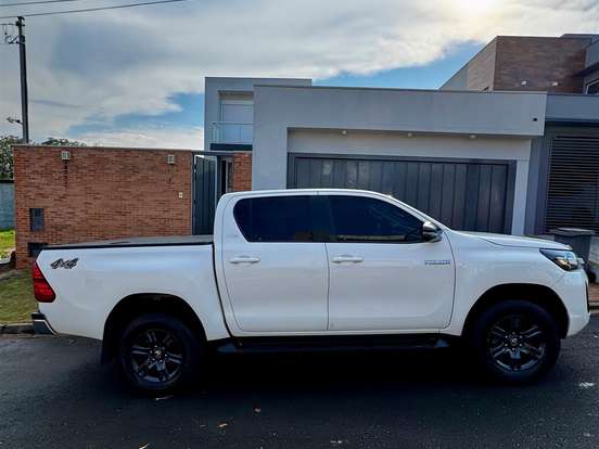 TOYOTA-HILUX-2.8 D-4D TURBO DIESEL CD SR 4X4 AUTOMÁTICO TOYOTA-HILUX-2022