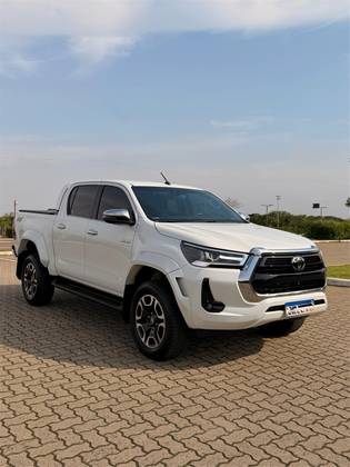 TOYOTA HILUX 2.8 D-4D TURBO DIESEL CD SRX PLUS 4X4 AUTOMÁTICO
