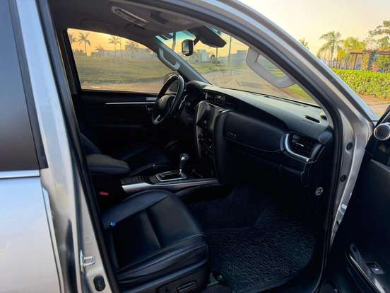 TOYOTA-HILUX SW4-2023