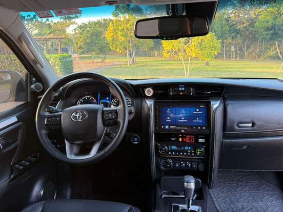 TOYOTA-HILUX SW4-2023