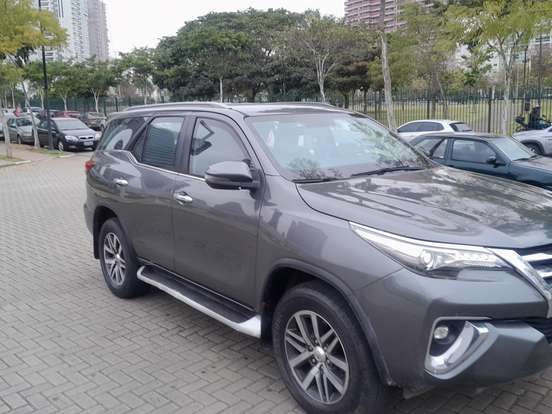 TOYOTA-HILUX SW4-2.8 SRX 4X4 7 LUGARES 16V TURBO INTERCOOLER DIESEL 4P AUTOMÁTICO TOYOTA-HILUX SW4-2017