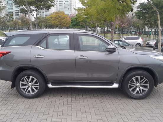 TOYOTA-HILUX SW4-2.8 SRX 4X4 7 LUGARES 16V TURBO INTERCOOLER DIESEL 4P AUTOMÁTICO TOYOTA-HILUX SW4-2017