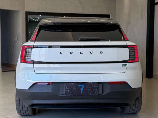 VOLVO-EX30-2024
