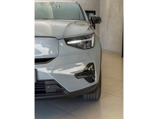 VOLVO-EX40-2025