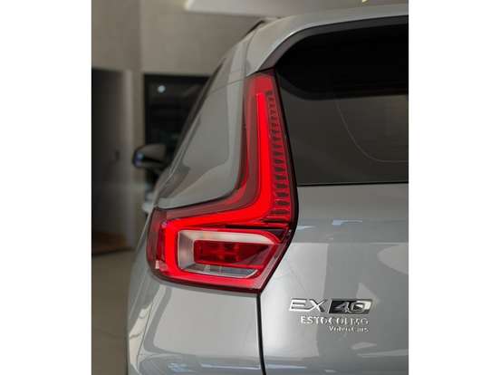 VOLVO-EX40-2025